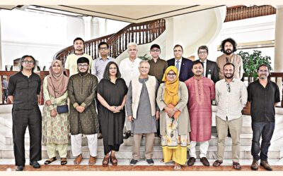 チーフアドバイザーのムハマド・ユヌス教授が7月記念博物館の建物の人たちとポーズをとる