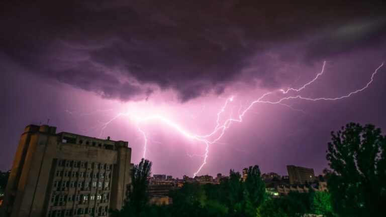 クシュティアで落雷により2人死亡