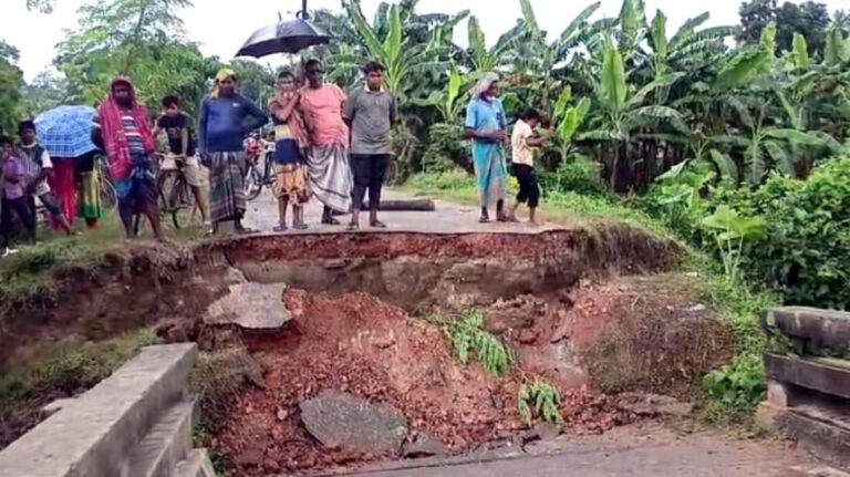 チュアダンガで2つの橋が崩壊