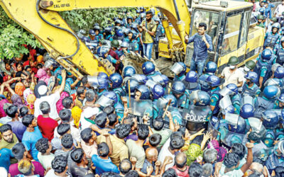 地元住民と警官が衝突し、立ち退き運動が暴力に発展