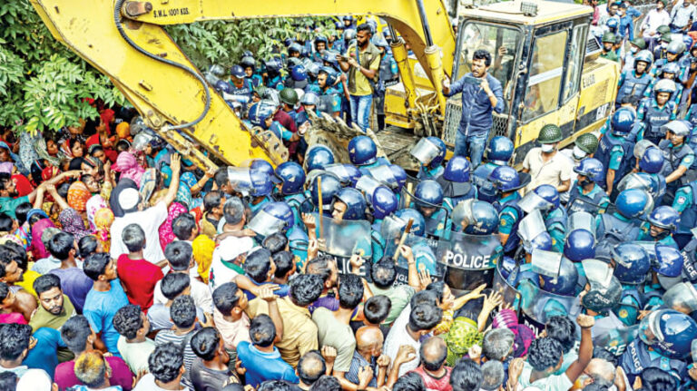 地元住民と警官が衝突し、立ち退き運動が暴力に発展