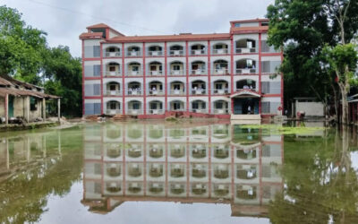 校庭が浸水し、800人の生徒が被害に