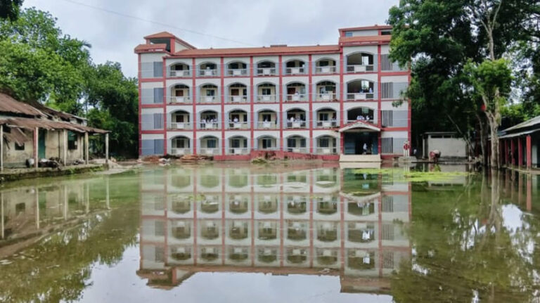 校庭が浸水し、800人の生徒が被害に