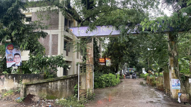 医師不足と劣悪な維持管理がカマルガンジ病院を悩ませている