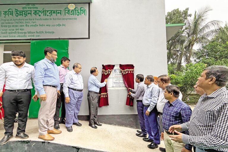 BADC会長が種子・肥料倉庫を開設