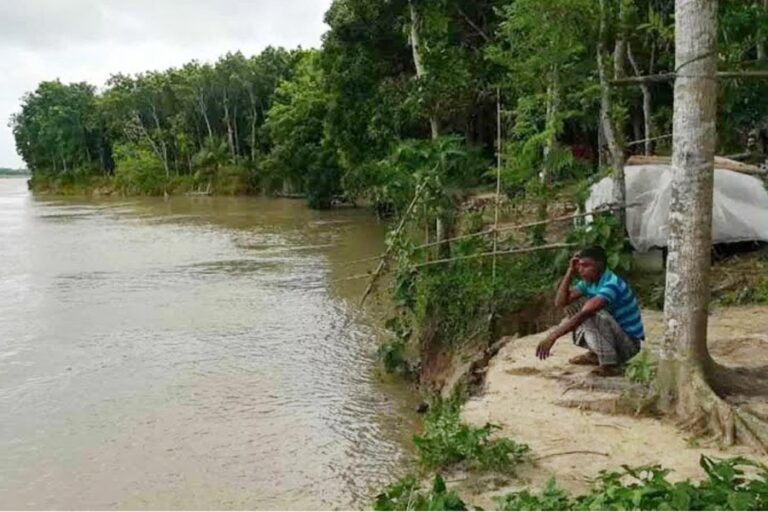マドゥマティ川の浸食がマグラのモハマドプール郡の村々を脅かす