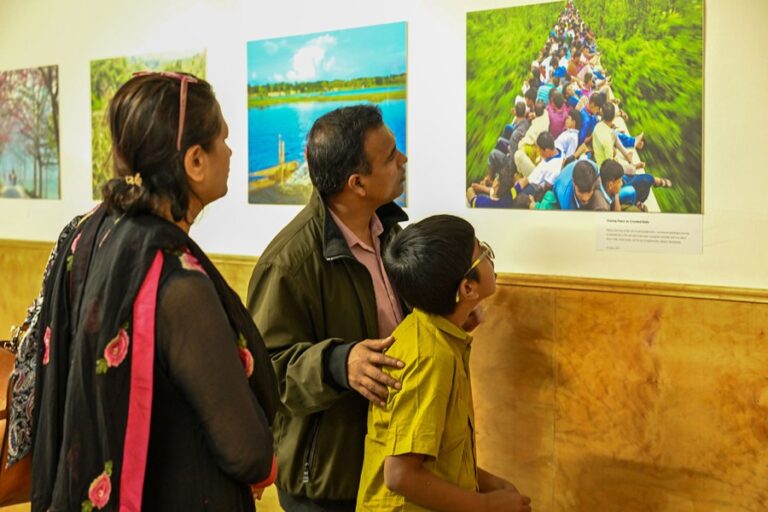 1週間にわたる個展を訪れた来場者