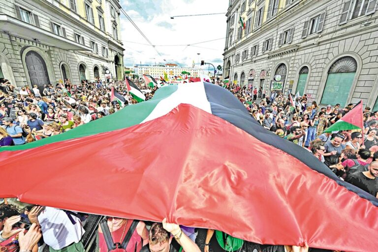 全国規模のストライキ「すべてを阻止しよう」で、巨大なパレスチナ国旗を掲げて行進する人々