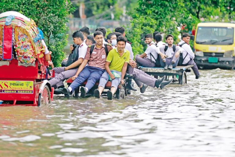 豪雨で街路が川と化し、1人死亡