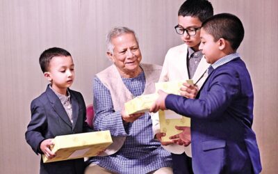 チーフアドバイザーのムハマド・ユヌス教授がニューヨーク市警のディダルル・イスラム氏の家族に贈り物を手渡している。