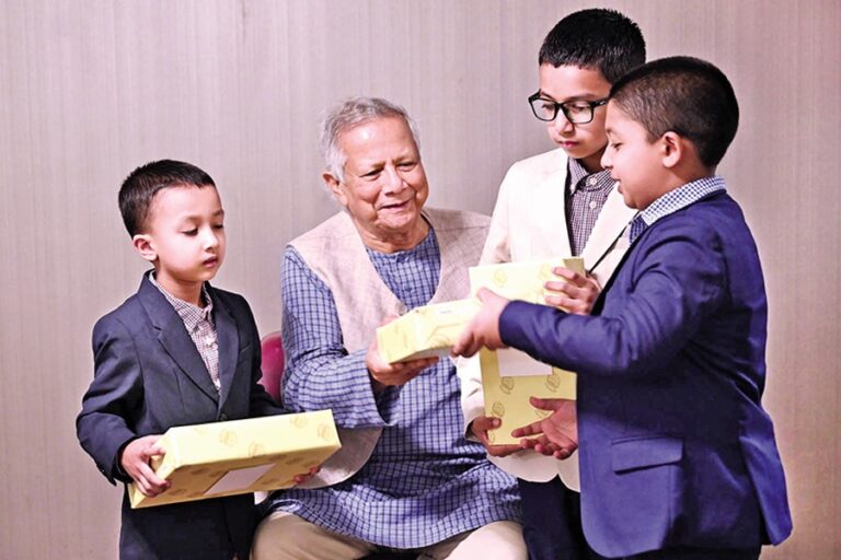 チーフアドバイザーのムハマド・ユヌス教授がニューヨーク市警のディダルル・イスラム氏の家族に贈り物を手渡している。