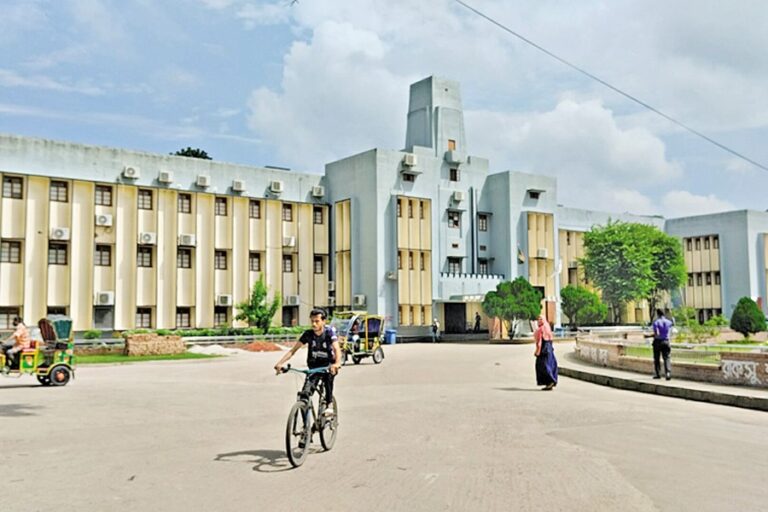 RUは区割りをめぐって分裂、多くの教師が反対