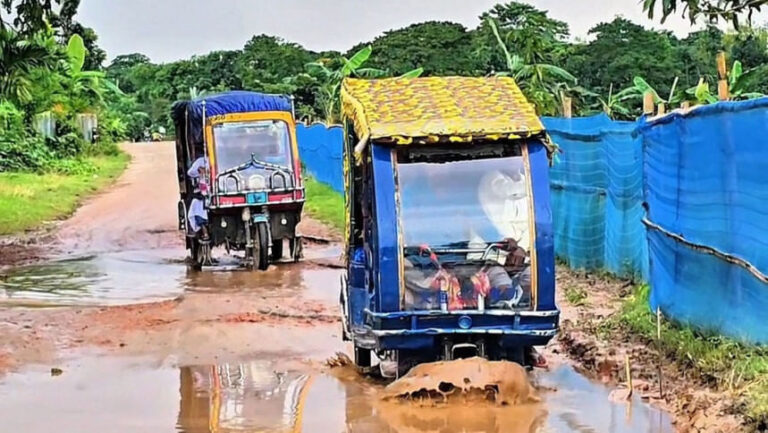 老朽化したネトラコナ道路に地元住民が苦しむ