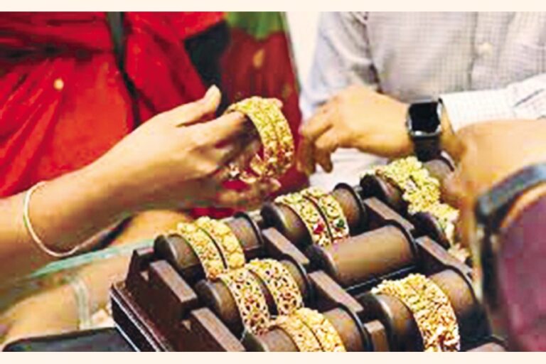 金は過去最高値付近を維持