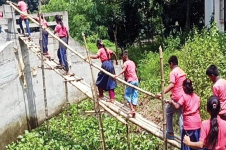 チャンドプルの2つの橋が未完成のため人々の苦難が悪化