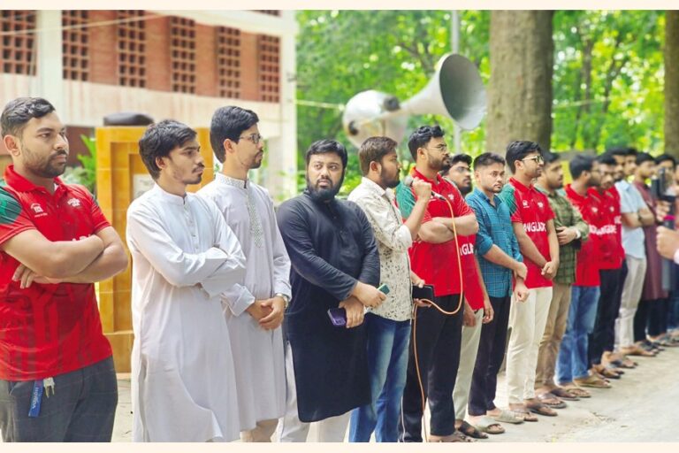 RUシビル、キャンパス閉鎖に抗議して人間の鎖を形成