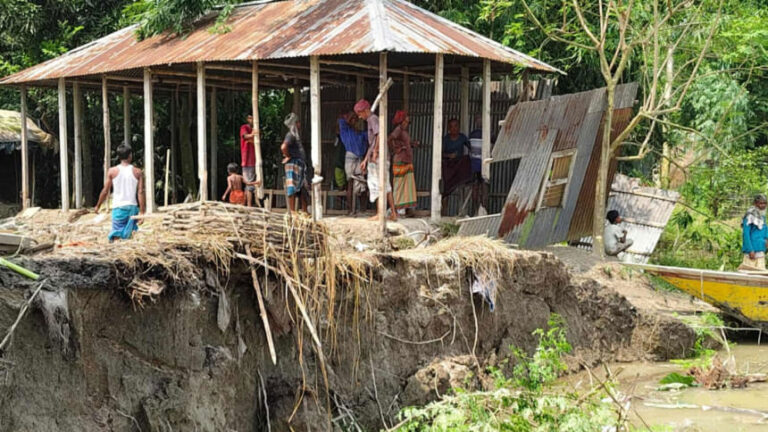 ジャムナ、シラジガンジの家20軒を食い荒らす