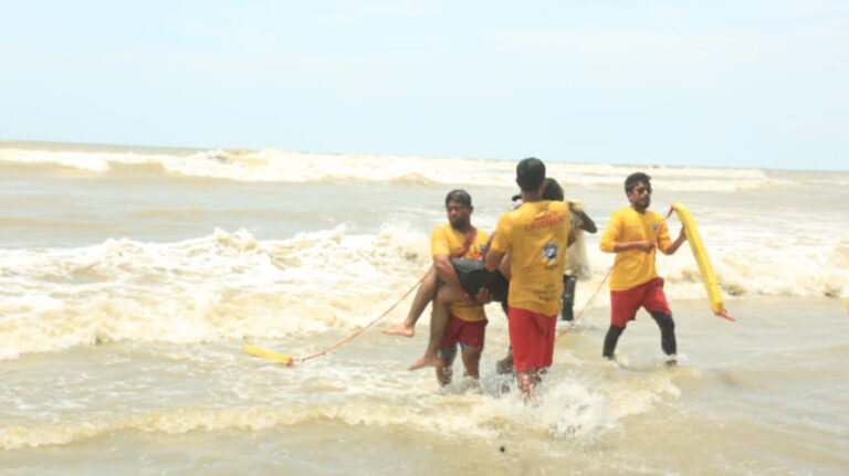 コックスバザール：資金難がライフガードの運営を脅かす