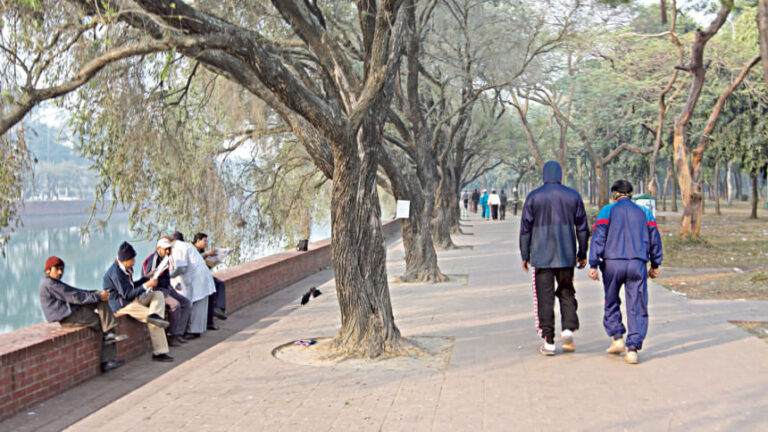 夜明けのダッカ：落ち着きのない街の借り物の時間