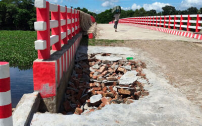 橋の進入路が崩落し、橋は使用不能