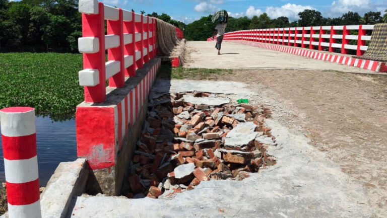 橋の進入路が崩落し、橋は使用不能