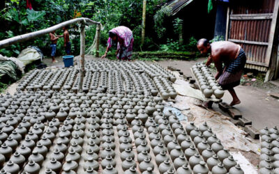 生き残るために奮闘する陶工たち