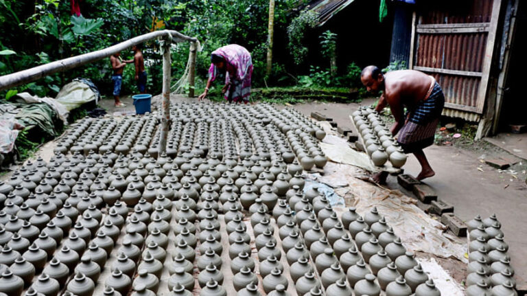 生き残るために奮闘する陶工たち