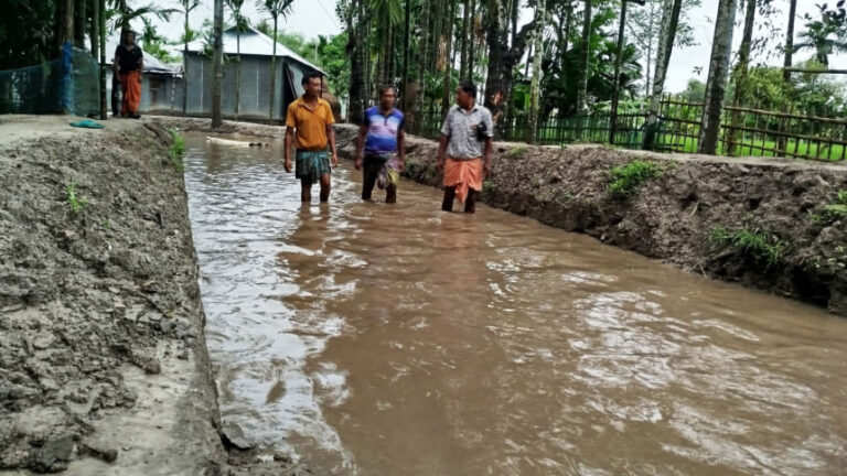 入札に敗れた請負業者が道路を掘り起こす