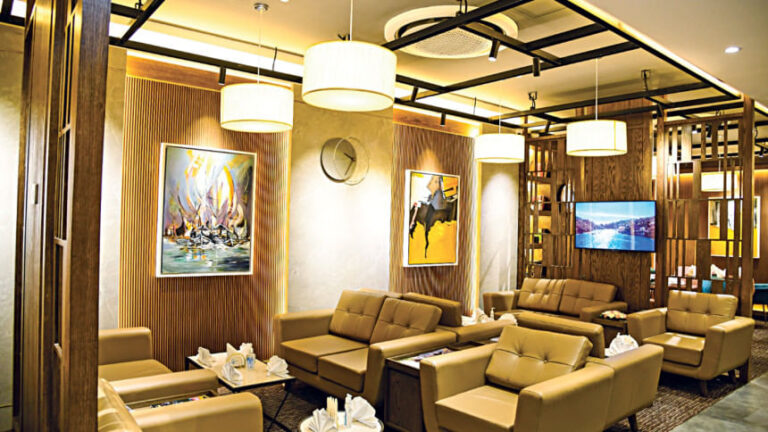 門の向こうの静かな世界