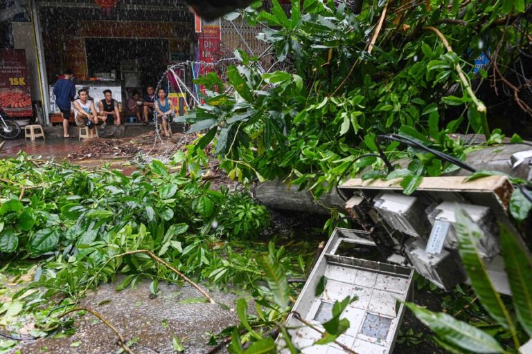 台風、ベトナムとフィリピンで数十人死亡