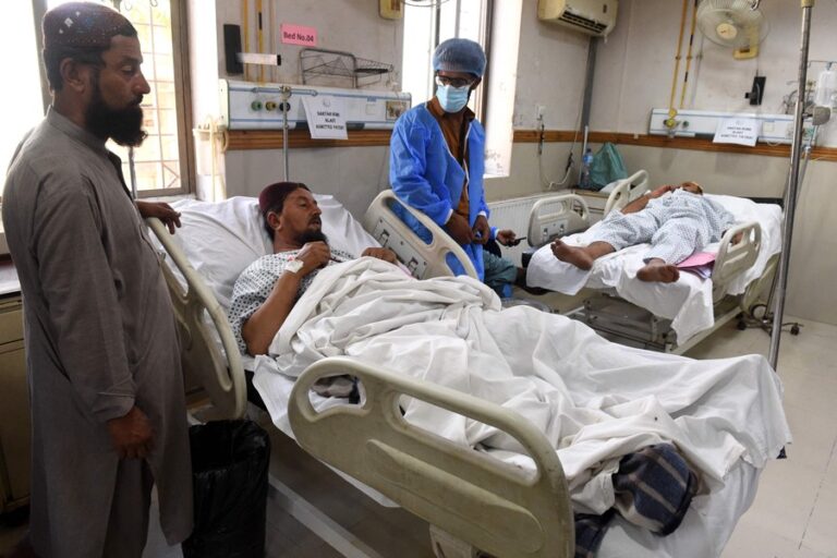 パキスタンの政治集会で自爆テロ、11人死亡