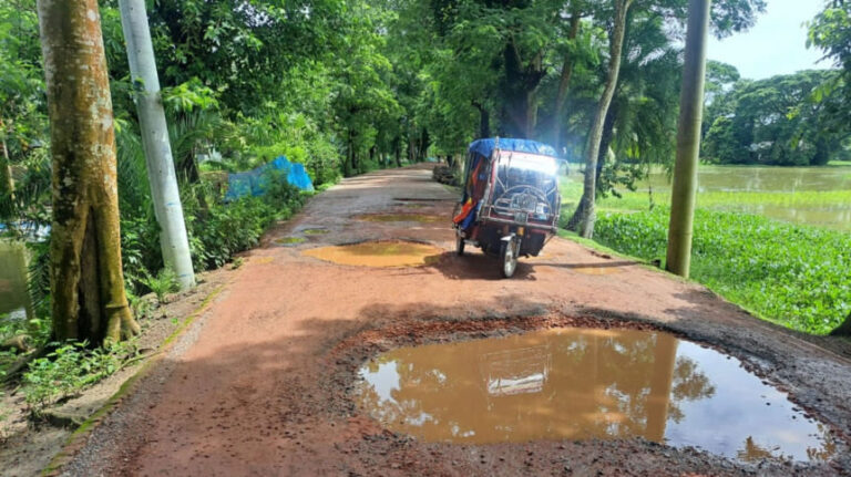 パトゥアカリの道路647kmが放置され廃墟に