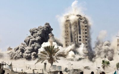 イスラエル軍がガザ市のムシュタハタワーを攻撃した際に煙が上がる