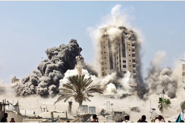 イスラエル軍がガザ市のムシュタハタワーを攻撃した際に煙が上がる