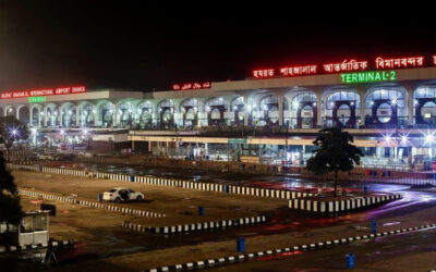 バングラデシュ人30人が手錠と足かせをつけられ米国から送還される