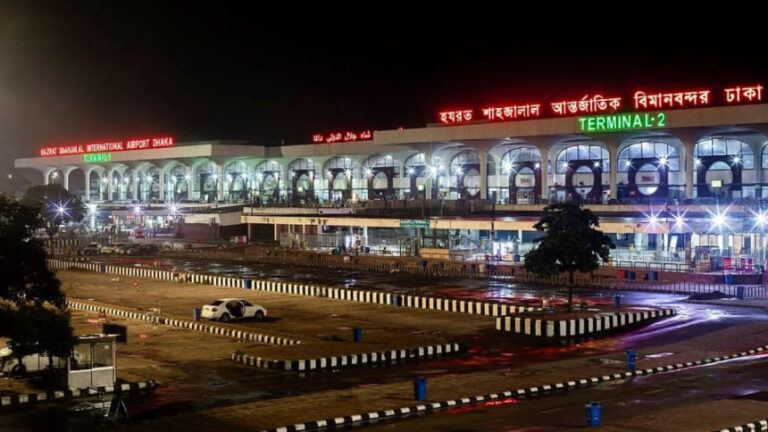 バングラデシュ人30人が手錠と足かせをつけられ米国から送還される