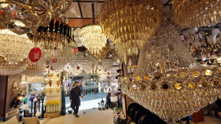 ダッカを照らす：パルタンの照明とランプ市場を探訪