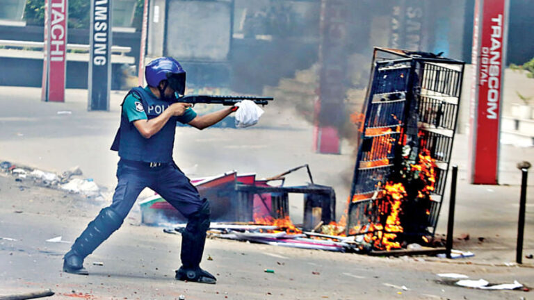 「発砲するか、職を失うか」