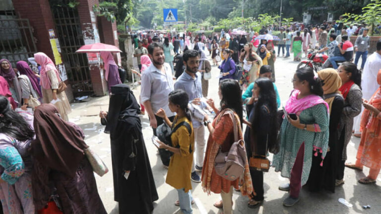 ドゥクス大学の投票所が異例の投票率でキャンパスに復活