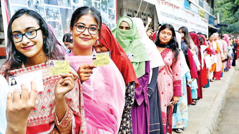 ドゥクスの世論調査、大勢の参加者と祝賀ムードで盛り上がる