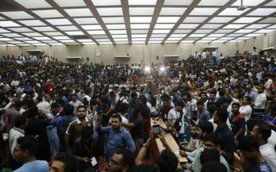 ドゥクス大学の投票結果：学生たちはDU上院ビルで息をひそめて待つ