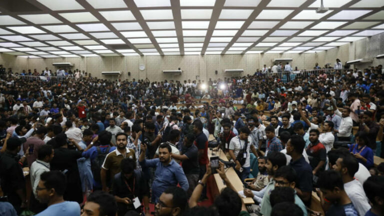 ドゥクス大学の投票結果：学生たちはDU上院ビルで息をひそめて待つ