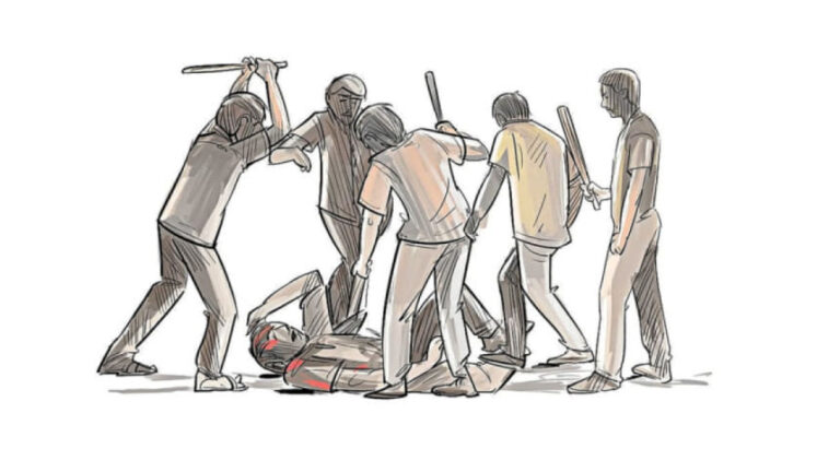 暴徒が窃盗の罪で男性を殴り殺す