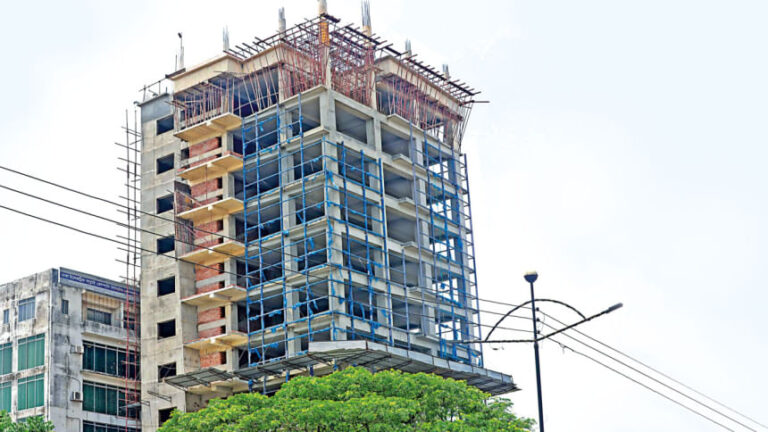 不動産販売の低迷。高金利と不確実性が原因