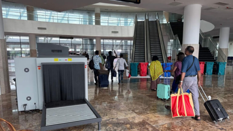 コックスバザール駅のセキュリティスキャナーが放置される