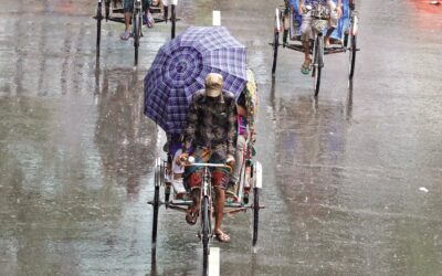 一日中降り続く雨が都市住民に迷惑をかける
