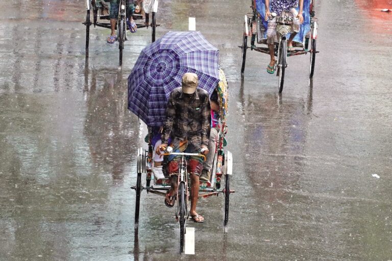 一日中降り続く雨が都市住民に迷惑をかける