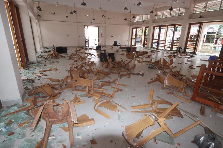 騒乱のバンガが静まる中、襲撃者はウパジラ・パリシャドのほぼすべての部屋を破壊した。
