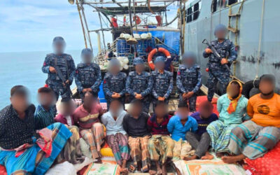 海軍が11人を拘束、ミャンマー行きの貨物を積んだトロール船を拿捕