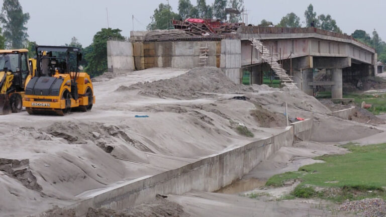 橋の工事が停滞し地元住民が苦境に立たされる